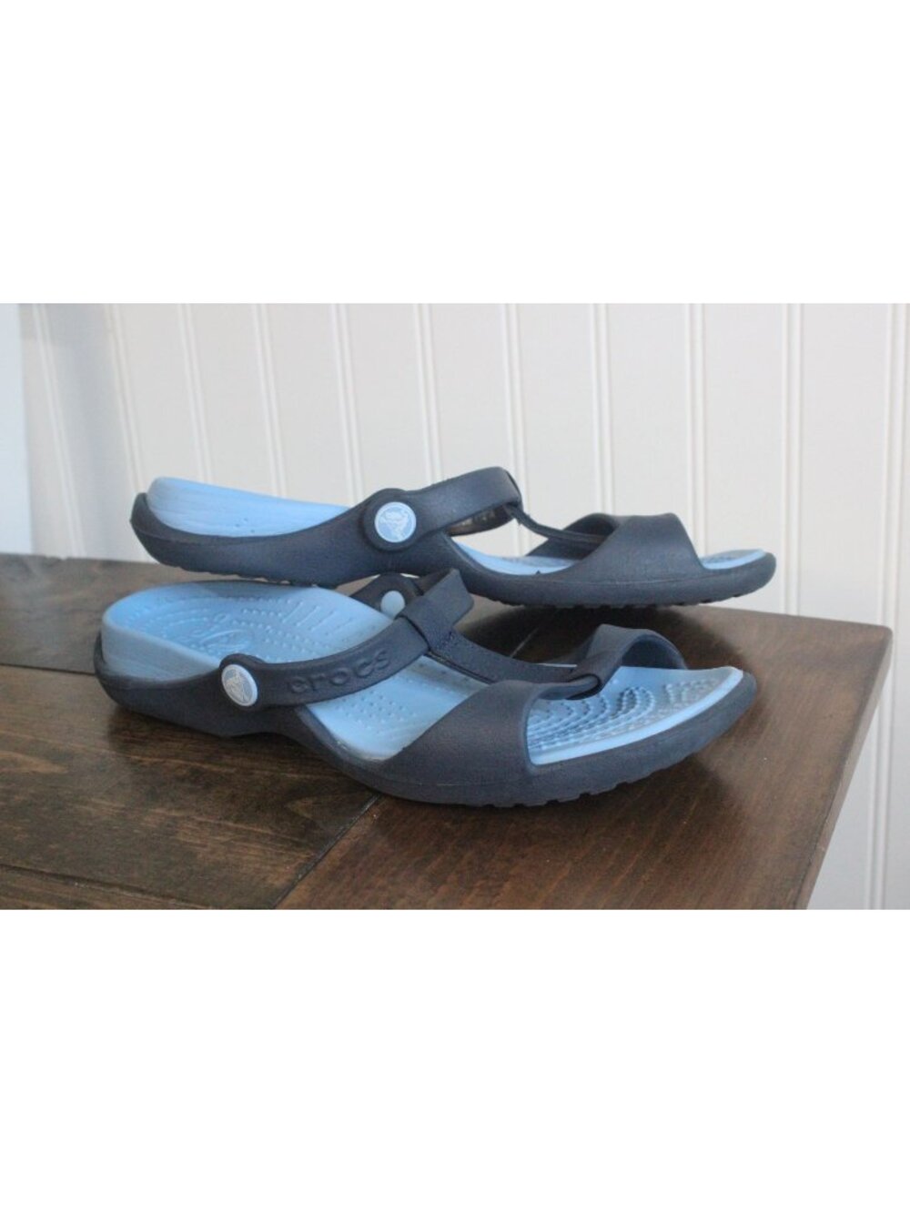 Crocs Cleo  Womens Navy & Light Blue T-Strap Sandals Slip-On Lightweight Size 8